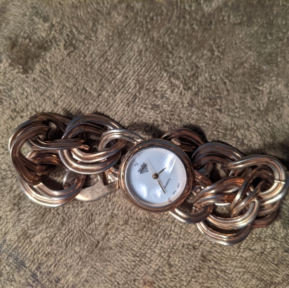 Accessories - Gold colour watch no tick